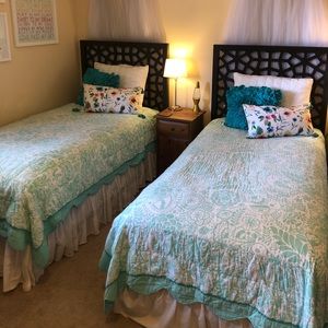 Set of 2 beautiful Pillowfort Twin Quilts